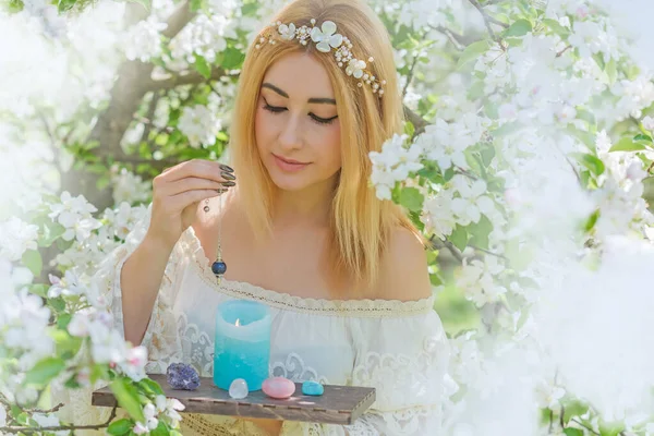 Beyaz büyü, temiz enerji reiki konsepti. Sihirli özellikler, bitkiler ve çiçekler, doğal cadı ritüelleri ve esrarengiz kavramlar