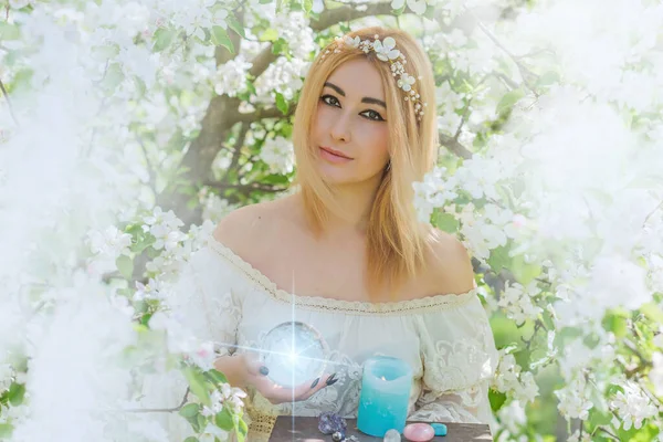 Beyaz büyü, temiz enerji reiki konsepti. Sihirli özellikler, bitkiler ve çiçekler, doğal cadı ritüelleri ve esrarengiz kavramlar