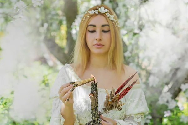 Beyaz büyü, temiz enerji reiki konsepti. Sihirli özellikler, bitkiler ve çiçekler, doğal cadı ritüelleri ve esrarengiz kavramlar