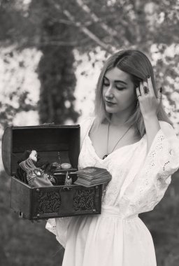 Sihirli özellikler, kadın bir ritüel alır, modern büyü, esrarengiz kavram