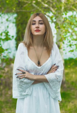 Doğada boho tarzı kıyafetler giyen etnik hippi bir kadın. Açık hava modası. Boho tarzı ve etno kavramı