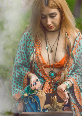 Doğada boho tarzı kıyafetler giyen etnik hippi bir kadın. Açık hava modası. Boho tarzı ve etno kavramı