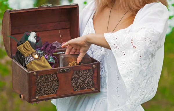 Sihirli özellikler, kadın bir ritüel alır, modern büyü, esrarengiz kavram