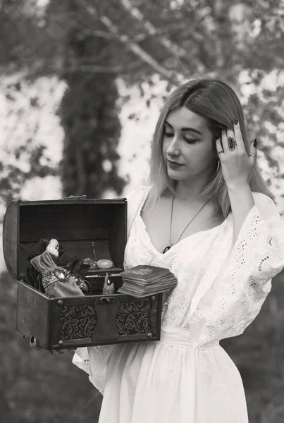 Sihirli özellikler, kadın bir ritüel alır, modern büyü, esrarengiz kavram