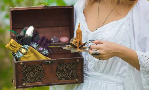 Sihirli özellikler, kadın bir ritüel alır, modern büyü, esrarengiz kavram