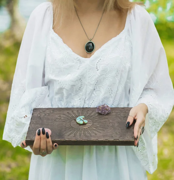 Sihirli özellikler, kadın bir ritüel alır, modern büyü, esrarengiz kavram