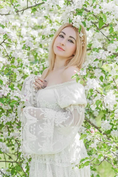Menyasszony Tavaszi Kertben Gyönyörű Mix Verseny Hölgy Romantikus Csipke Ruha — Stock Fotó