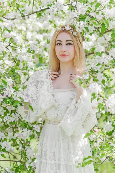 Bride Spring Garden Beautiful Mix Race Lady Romantic Lace Dress — Stock Photo, Image