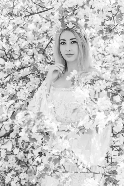 Bahar bahçesinde gelin. Makyajlı ve çiçekli romantik dantelli yarışçı kadın.