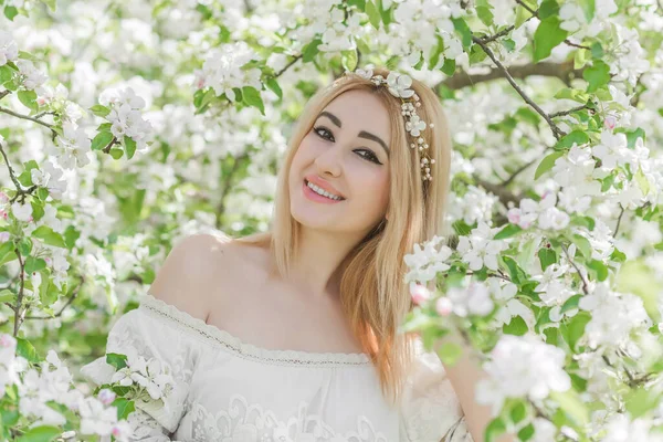 Bahar Bahçesinde Gelin Makyajlı Çiçekli Romantik Dantelli Yarışçı Kadın — Stok fotoğraf