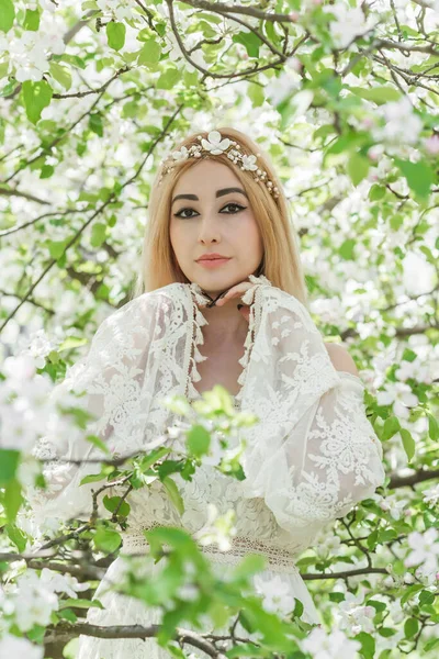 Наречена Весняному Саду Красива Мікс Раса Леді Романтичному Мереживному Платті — стокове фото