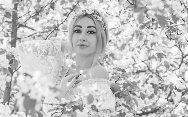 Bahar bahçesinde gelin. Makyajlı ve çiçekli romantik dantelli yarışçı kadın.