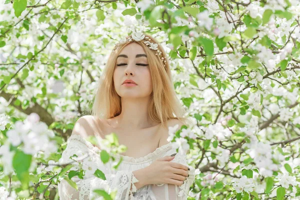 Bride Spring Garden Beautiful Mix Race Lady Romantic Lace Dress — Stockfoto