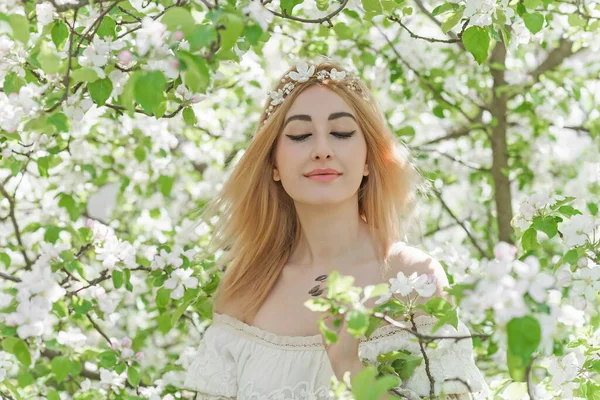 Наречена Весняному Саду Красива Мікс Раса Леді Романтичному Мереживному Платті — стокове фото