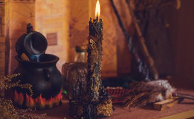 Sihirli illüstrasyon, esrarengiz kavram. Mumlar ve diğer büyülü şeyler. Bir masada cadı ve putperest özellikleri