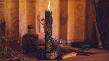 Sihirli illüstrasyon, esrarengiz kavram. Mumlar ve diğer büyülü şeyler. Bir masada cadı ve putperest özellikleri