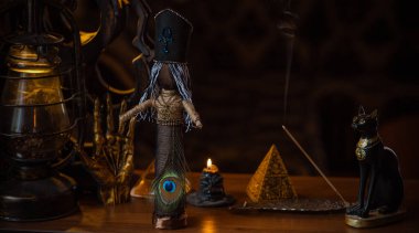 Sihirli illüstrasyon, esrarengiz kavram. Mumlar ve diğer büyülü şeyler. Bir masada cadı ve putperest özellikleri