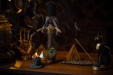 Sihirli illüstrasyon, esrarengiz kavram. Mumlar ve diğer büyülü şeyler. Bir masada cadı ve putperest özellikleri