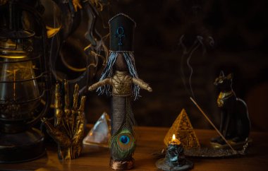 Sihirli illüstrasyon, esrarengiz kavram. Mumlar ve diğer büyülü şeyler. Bir masada cadı ve putperest özellikleri