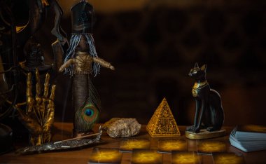 Sihirli illüstrasyon, esrarengiz kavram. Mumlar ve diğer büyülü şeyler. Bir masada cadı ve putperest özellikleri