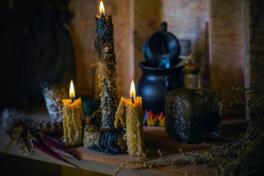 Sihirli illüstrasyon, esrarengiz kavram. Mumlar ve diğer büyülü şeyler. Bir masada cadı ve putperest özellikleri