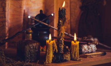 Sihirli illüstrasyon, esrarengiz kavram. Mumlar ve diğer büyülü şeyler. Bir masada cadı ve putperest özellikleri