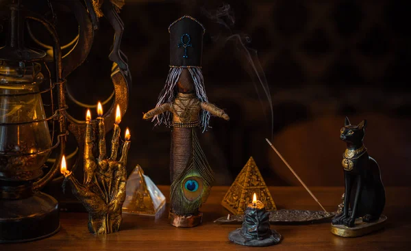 魔法のイラスト 難解なコンセプト キャンドルやその他の魔法のもの テーブルの上のウィッカと異教の属性 — ストック写真