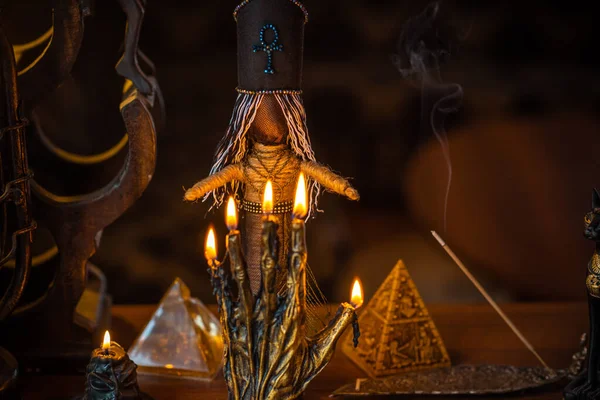 魔法のイラスト 難解なコンセプト キャンドルやその他の魔法のもの テーブルの上のウィッカと異教の属性 — ストック写真