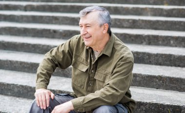 Olgun bir Avrupalı adam, iyi bir ruh hali, açık hava portresi. 50 yıl sonra yaşam konsepti