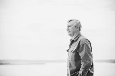 Üzgün ve felsefi bir havası olan olgun bir Avrupalı. 50 yıl sonra yaşam konsepti, sorunlar ve depresyon. Orta yaş bunalımı