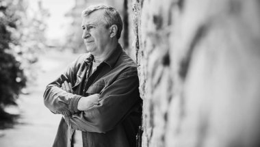 Üzgün ve felsefi bir havası olan olgun bir Avrupalı. 50 yıl sonra yaşam konsepti, sorunlar ve depresyon. Orta yaş bunalımı