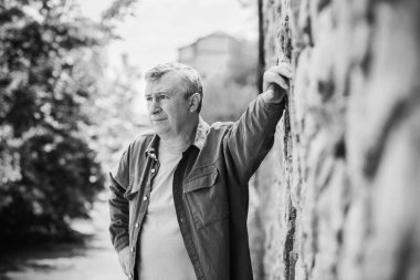 Üzgün ve felsefi bir havası olan olgun bir Avrupalı. 50 yıl sonra yaşam konsepti, sorunlar ve depresyon. Orta yaş bunalımı