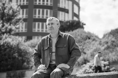 Üzgün ve felsefi bir havası olan olgun bir Avrupalı. 50 yıl sonra yaşam konsepti, sorunlar ve depresyon. Orta yaş bunalımı