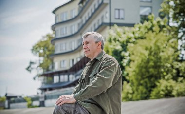 Üzgün ve felsefi bir havası olan olgun bir Avrupalı. 50 yıl sonra yaşam konsepti, sorunlar ve depresyon. Orta yaş bunalımı