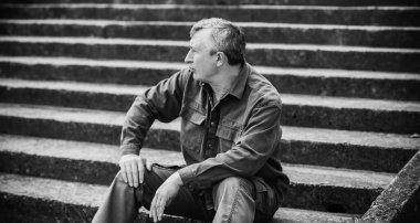 Üzgün ve felsefi bir havası olan olgun bir Avrupalı. 50 yıl sonra yaşam konsepti, sorunlar ve depresyon. Orta yaş bunalımı