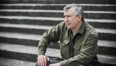 Üzgün ve felsefi bir havası olan olgun bir Avrupalı. 50 yıl sonra yaşam konsepti, sorunlar ve depresyon. Orta yaş bunalımı