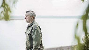 Yaşlılar yaşam tarzı, emekli insanlar konsepti, olgun bir adamın portresi, şehirdeki psikoloji portresi. 