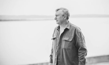 Yaşlılar yaşam tarzı, emekli insanlar konsepti, olgun bir adamın portresi, şehirdeki psikoloji portresi. 