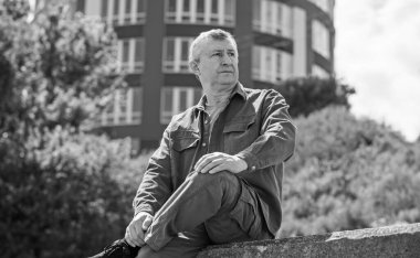 Yaşlılar yaşam tarzı, emekli insanlar konsepti, olgun bir adamın portresi, şehirdeki psikoloji portresi. 