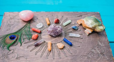 Crystal 's ve Mücevherler, alternatif tıp. Zihinsel iyileşme için enerji terapisi, reiki oturumu