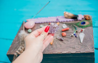 Crystal 's ve Mücevherler, alternatif tıp. Zihinsel iyileşme için enerji terapisi, reiki oturumu