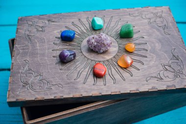 Crystal 's ve Mücevherler, alternatif tıp. Zihinsel iyileşme için enerji terapisi, reiki oturumu