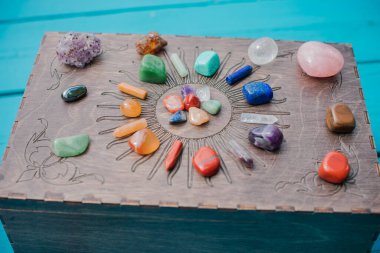 Crystal 's ve Mücevherler, alternatif tıp. Zihinsel iyileşme için enerji terapisi, reiki oturumu