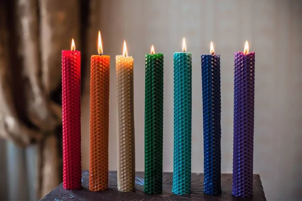 Çakralar balmumundan yapılmış renkli el yapımı mumlar. Enerji terapisi, zihinsel iyileşme