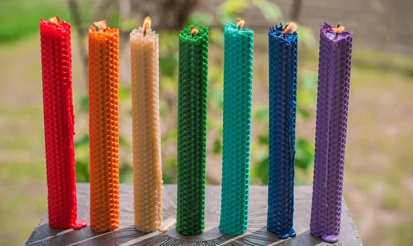 查克拉用蜡做的彩色手工蜡烛 能量疗法 心理治疗 — 图库照片