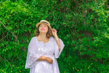 Artı modaya uygun bir kadın. Tombul kadınlar için kıyafetler, XXL beden, kadınlar için romantik tarz.