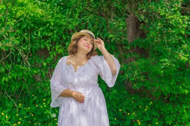 Artı modaya uygun bir kadın. Tombul kadınlar için kıyafetler, XXL beden, kadınlar için romantik tarz.