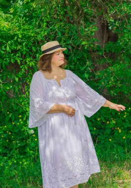 Artı modaya uygun bir kadın. Tombul kadınlar için kıyafetler, XXL beden, kadınlar için romantik tarz.