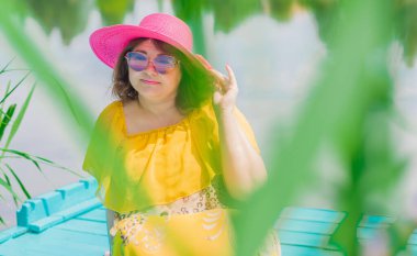 Artı modaya uygun bir kadın. Tombul kadınlar için kıyafetler, XXL beden, kadınlar için romantik tarz.