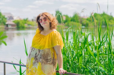 Artı modaya uygun bir kadın. Tombul kadınlar için kıyafetler, XXL beden, kadınlar için romantik tarz.